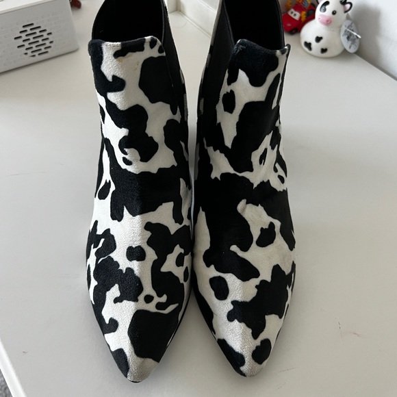Chic Cow Print Ankle Booties - Picture 5 of 6